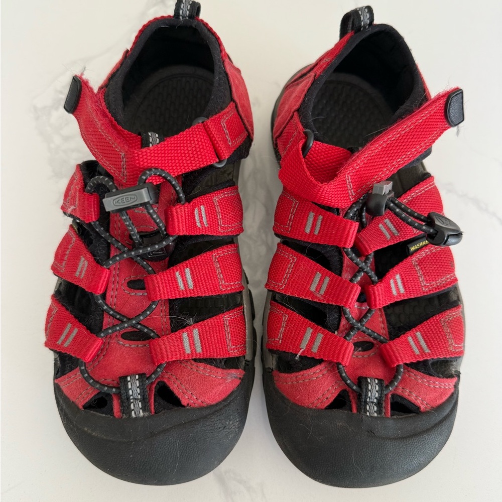 Keen, kids size 2, red ❤️🍅🐞
